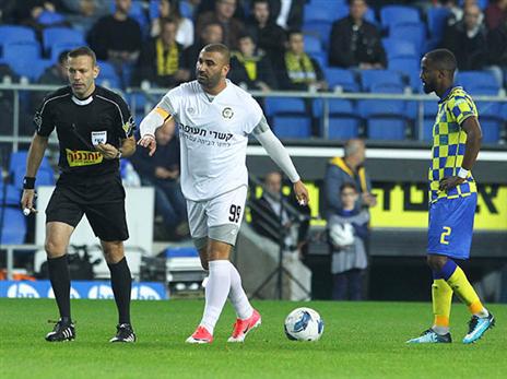 לוי. צהוב והוא מחוץ לגביע