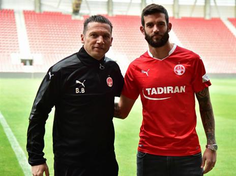 חנן ממן וברק בכר על הדשא בטרנר (האתר הרשמי של הפועל ב"ש)