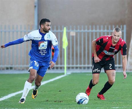 מתנדנד בין הספסל להרכב. נאסר