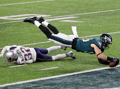 זאק ארץ הצליח להחזיר את האיגלס ליתרון אחרי מהלך אדיר, שהשאיר צ'אנס אחרון לניו אינגלנד (getty)