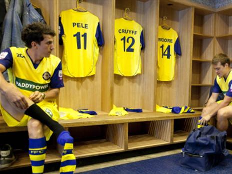 אגדות הכדורגל בחדר ההלבשה של פארנבורו הקטנה (טוויטר)