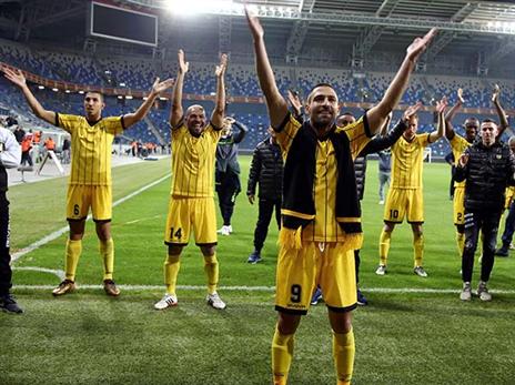 בינתיים הוא לא הולך לשום מקום. שכטר (יוסי שקל)