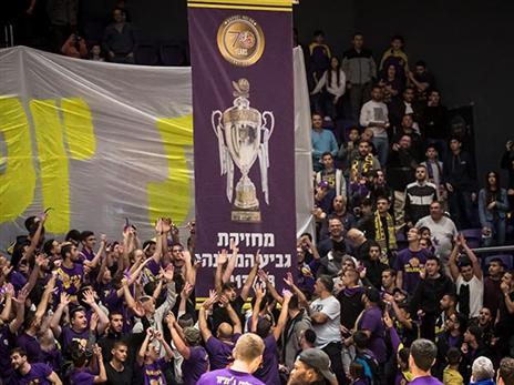 הצגה של אוהדי חולון ביציע (מנהלת הליגה)