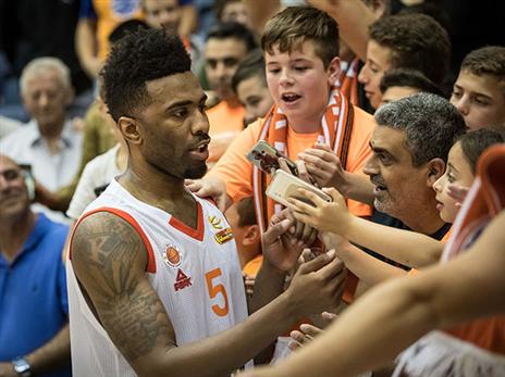 עומס בקו האחורי. לנגפורד (מנהלת הליגה)