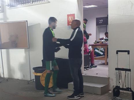 אלאך לוחץ את ידי השחקנים