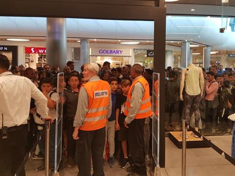 המונים צבאו על החנות כדי לקבל כמה דקות עם כוכבי בית"ר