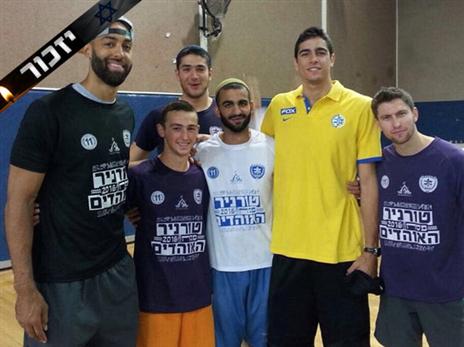 שילה בלבן עם שחקני מכבי ת"א בפעילות למען הקהילה (צילום: פרטי)