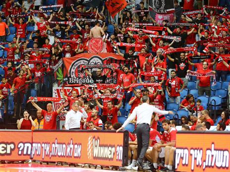 הקהל בארנה נהנה מתצוגת שלשות אדירה (צילום: מנהלת הליגה)