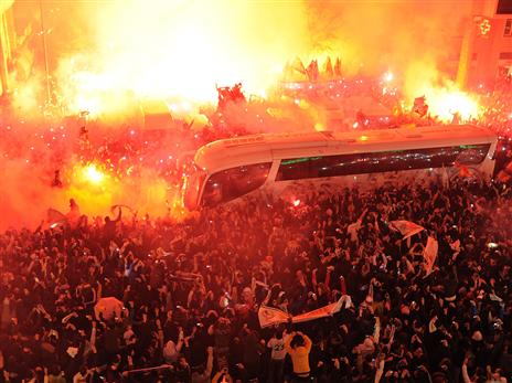 מקבלים את השחקנים לפני הברנבאו (Getty)