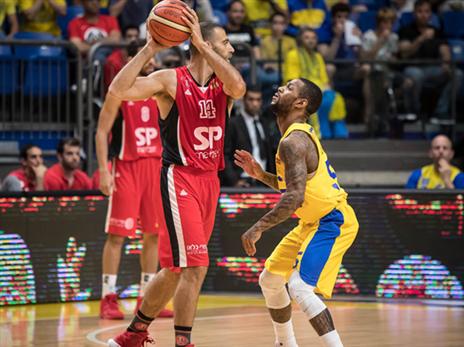 מפגש מסקרן בחצי הגמר (צילום: אלן שיבר)