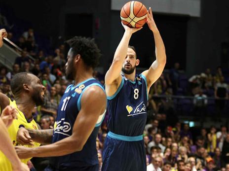 שמחון. משחק חלש שלו, בניגוד לשאר הסדרה (אלן שיבר)