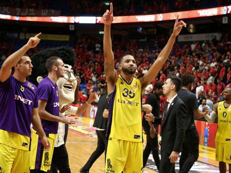 חגיגה בצהוב ובסגול. גם תומאס היה גדול במאני טיים (אלן שיבר)