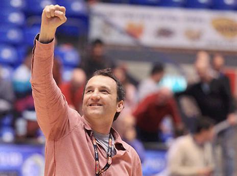 יודע שהוא צריך למכור מנויים. חומסקי (דני מרון)