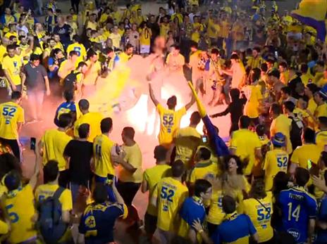 האוהדים חגגו עם אבוקות