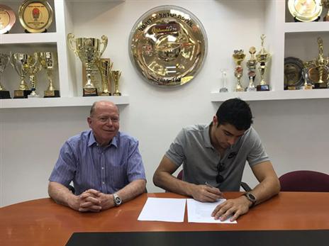 שגב חותם לצד היו"ר יצחק פרי