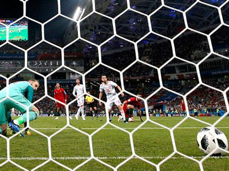 הכדור של רונאלדו עובר את דה חאה במשחק הפתיחה של ספרד (צילום: getty)