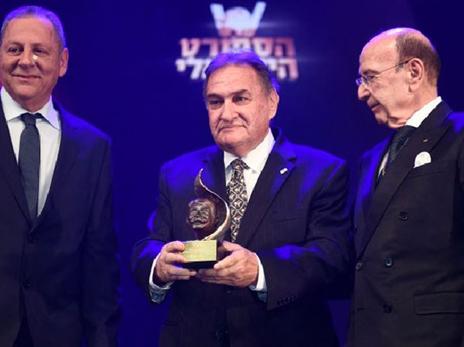זייף מקבל את פרס מפעל החיים מהוועד האוליצפי לצד אלכס גלעדי ויגאל כרמי