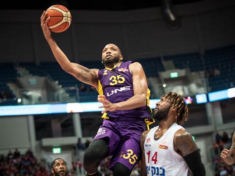 הסתבך. תומאס (מנהלת הליגה)