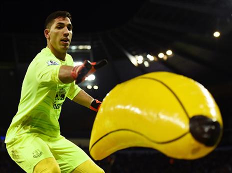 ג'ואל רובלס של אברטון נאבק בבננות של סיטי (Getty)