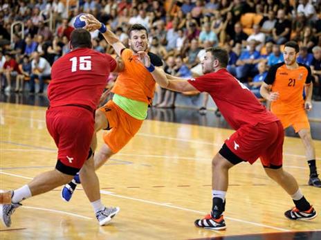 עומרי גדות מנס ציונה עם הכדור (הדר ואן קולא, איגוד הכדוריד)