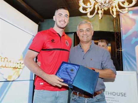 תומר בודנהיימר התגלית מקבל את התשורה מרולנאדו פרייטאס, המנהל המקצועי החדש של הנבחרות (הדר ואן קולא, איגוד הכדוריד)