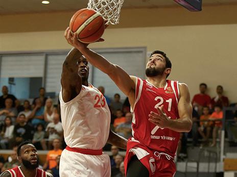 ווריק עולה לסל. משחק לא טוב של המתאזרח (אלן שיבר)