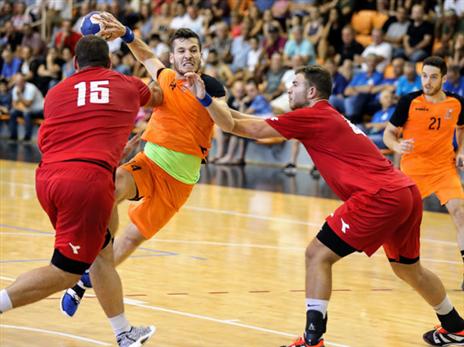 עומרי גדות מנס ציונה מול אשדוד בגביע ווינר (צילומים: הדר ואן קולא, איגוד הכדוריד)