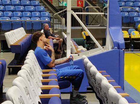 ווילבקין צופה באימון מכבי מהצד