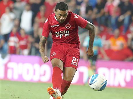 נכנס להכרכב. קאיו