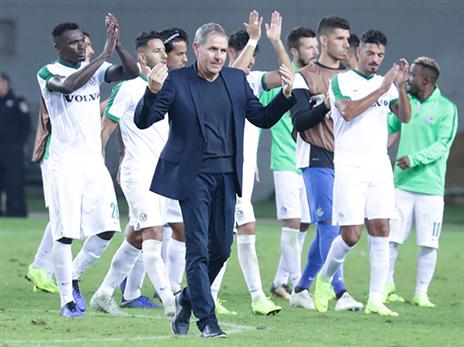 כעס על הנסיגה לאחור במחצית השנייה. גוטמן עם השחקנים (דני מרון)