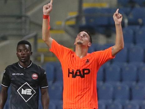 מעורר עניין רב. שועה בפוזה מוכרת