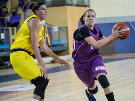 נעמה שפיר בדרך לסל של חולון (צילום: עודד קרני, מנהלת ליגת הנשים)