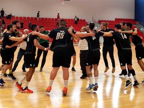 שחקני ב"ש חוגגים רצף של שלושה ניצחונות (צילום: יגאל ברמן)