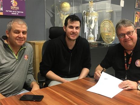 נשאר בחולון. גיא פניני (צילום: הפועל חולון)