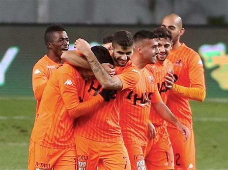 הכתומים חוגגים העפלה לרבע (אלן שיבר)