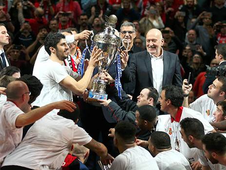 גביע חמישי לי-ם וראשון לקטש כמאמן (צילום: אלן שיבר)