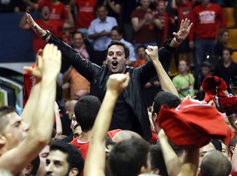 כבר בעונתו הראשונה, אלון הבהיר לאוהדים שהקריאות נגד מזרחי לא מקובלות