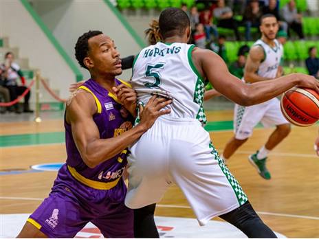 אטקינס מול הופקינס. משחק נהדר של שני מספרי 5 (FIBA)