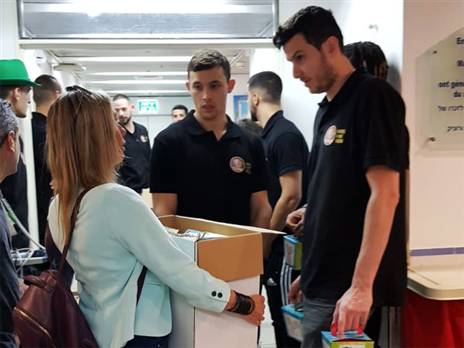 השחקנים חילקו משלוחי מנות (הפועל חולון)