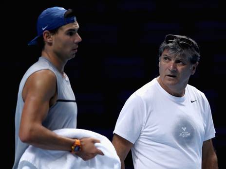 "ינסה להמשיך למרות הכל". המאמן עם הטניסאי (getty)