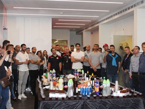 שחקני הפועל בהרמת הכוסית