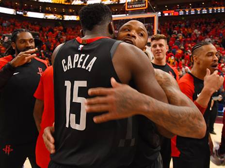 קאפלה מחבק את טאקר. הפך לאחד המוערכים ביוסטון (getty)