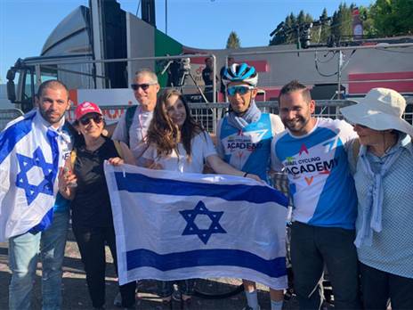 ניב ומשפחתו. הישג גדול לרוכב הישראלי (נועה ארנון)