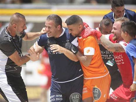 אורן יחזקאל חוגג ניצחון בפנדלים (צילום: STRAVO)