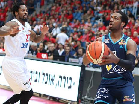 "מאושר בשביל החברים באילת". לויד במדי הדרומיים (צילום: מנהלת הליגה)