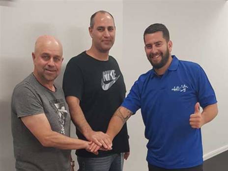 רוזנטל במעמד החתימה (באדיבות הפועל קריית אונו)