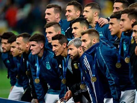 שחקני ארגנטינה עם המדליות, בלי מסי (getty, DOUGLAS MAGNO)