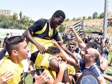 מוחמד נישא על כתפי האוהדים (אייל ספקטור)