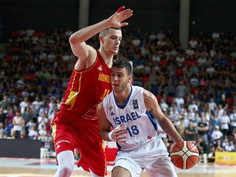 אדם. עשה להם צ'יקי צ'יקי דם דם ככה כל היום (אלן שיבר)