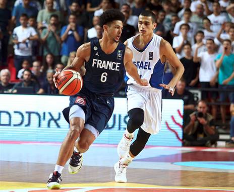 משחק צמוד בדרייב אין בפתיחת המשחק (צילום: אלן שיבר)